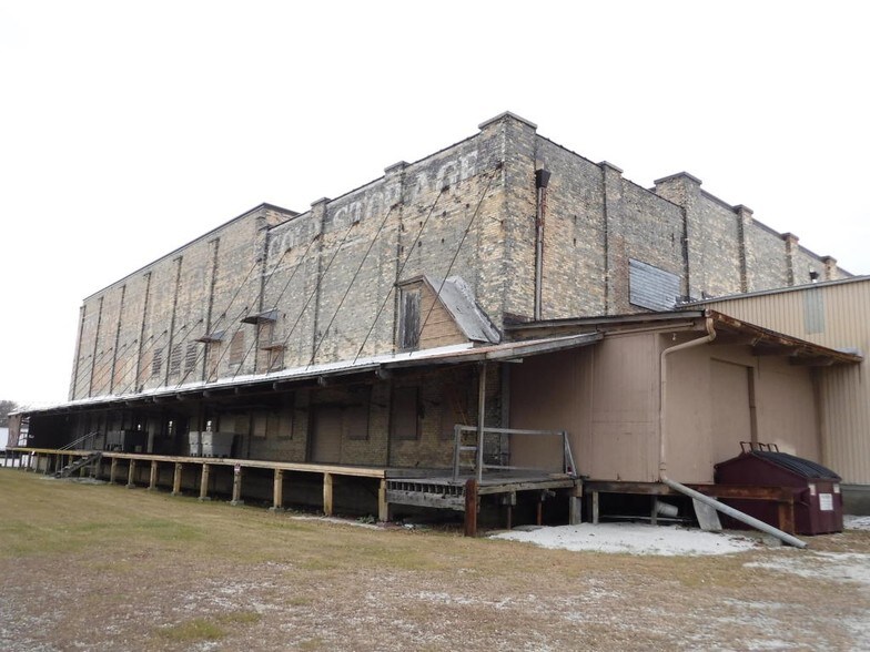 More Photos Of 1306-1310 Clark St, Manitowoc Distribution For Sale