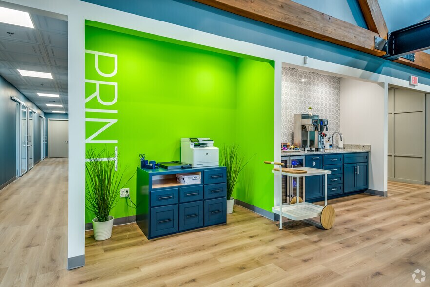 More Photos Of W239 N3490 Pewaukee Rd, Pewaukee Office For Sale