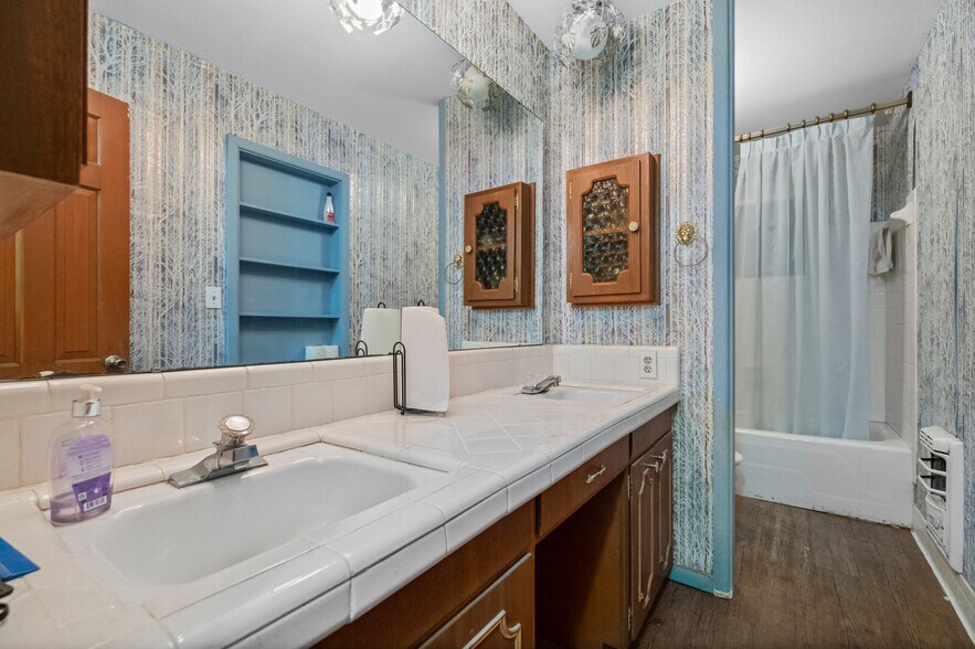 More Photos Of 1400 Locust st, Stilwell Office Residential For Sale
