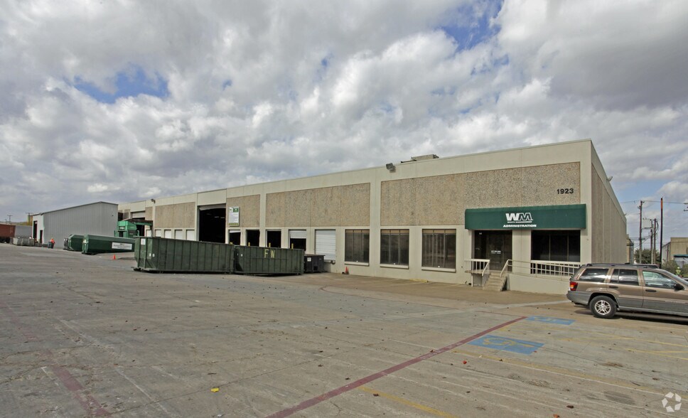 More Photos Of 1915-2015 Meridian St, Arlington Service For Lease