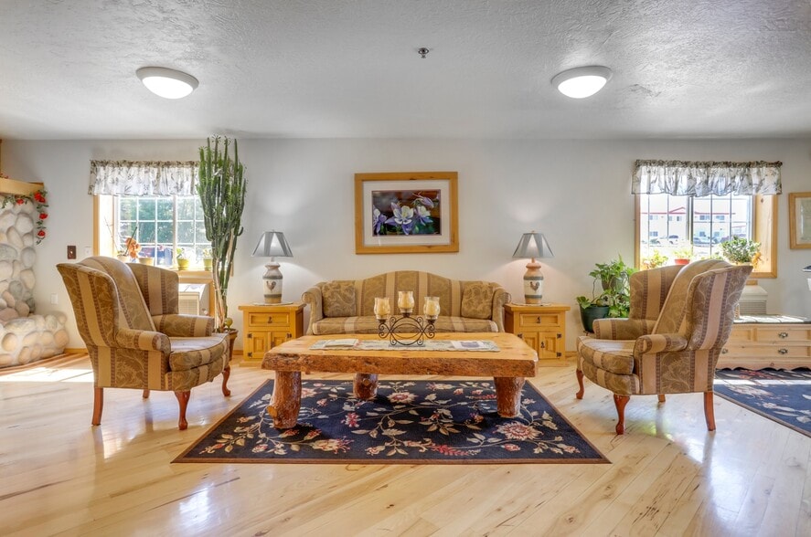 More Photos Of 2019 N Poplar St, Leadville Hotel For Sale