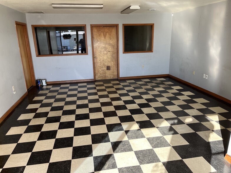 More Photos Of 1641-1653 W Lloyd St, Ozark Warehouse For Lease