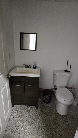 More Photos Of 187 Dover Rd, Chichester Freestanding For Sale