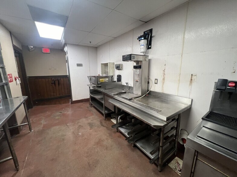 More Photos Of 7207 S Tamiami Trl, Sarasota Restaurant For Lease