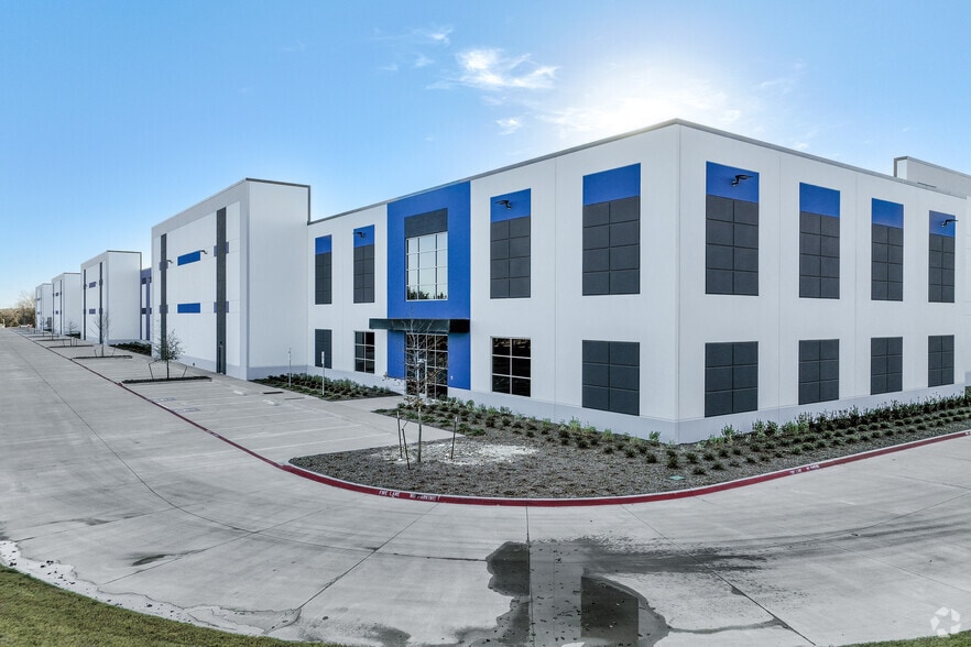 More Photos Of 1800 South I-35E Hwy, Lancaster Industrial For Lease