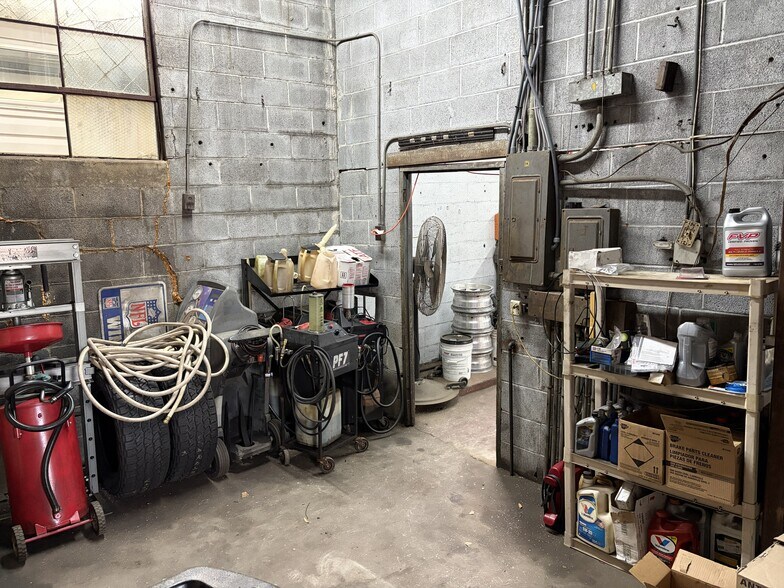More Photos Of 601 S 17th St, Wilmington Auto Repair For Sale