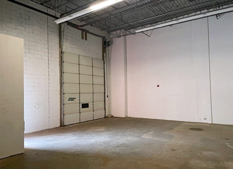 More Photos Of 2 Draper St, Woburn Warehouse For Lease