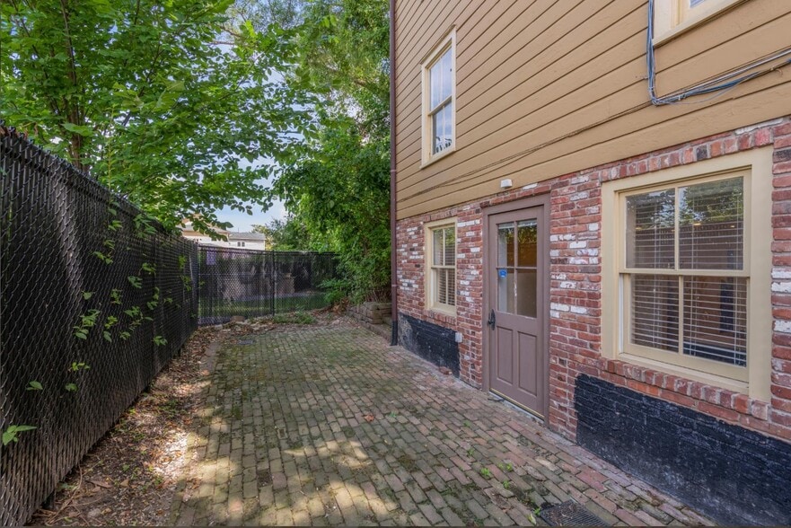 More Photos Of 1433 Old Northern Blvd, Roslyn Office For Lease