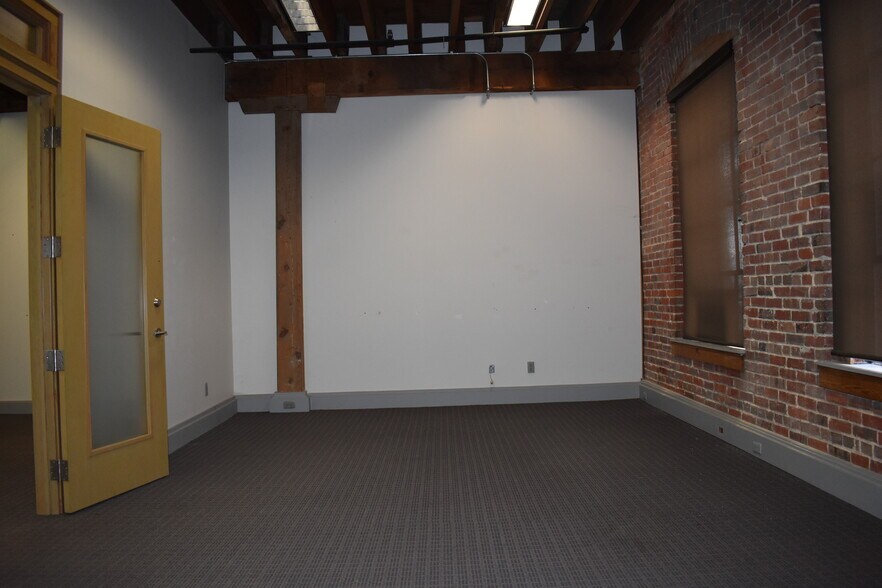 More Photos Of 250-260 Commerce St, Montgomery Medical For Sale