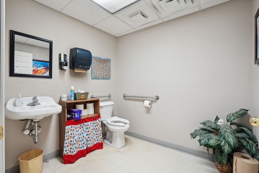 More Photos Of 1001 Short St, Decorah Auto Dealership For Sale