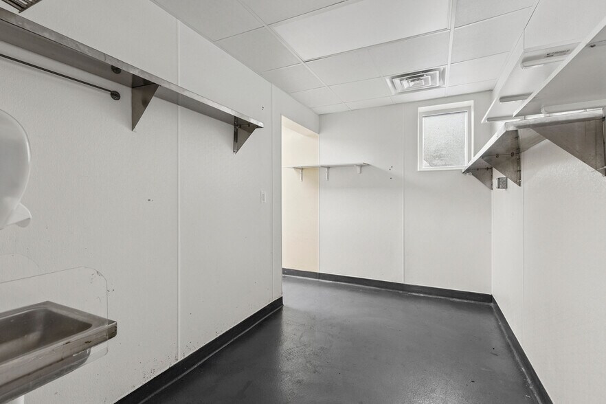 More Photos Of 102 N Rogers St, Aberdeen Restaurant For Sale