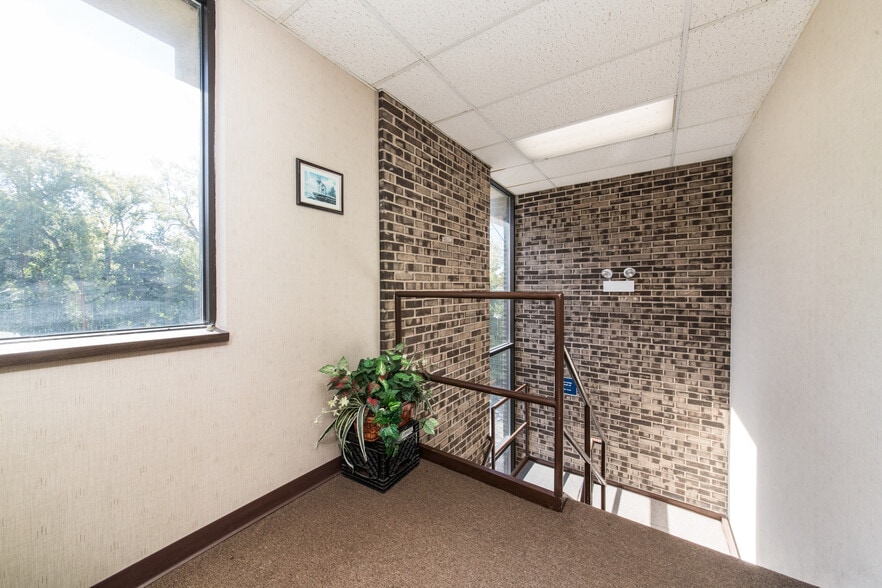 More Photos Of 47 W Dundee Rd, Wheeling Medical For Lease