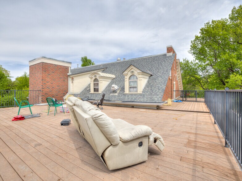 More Photos Of 702 S Lahoma Ave, Norman Dormitory For Sale