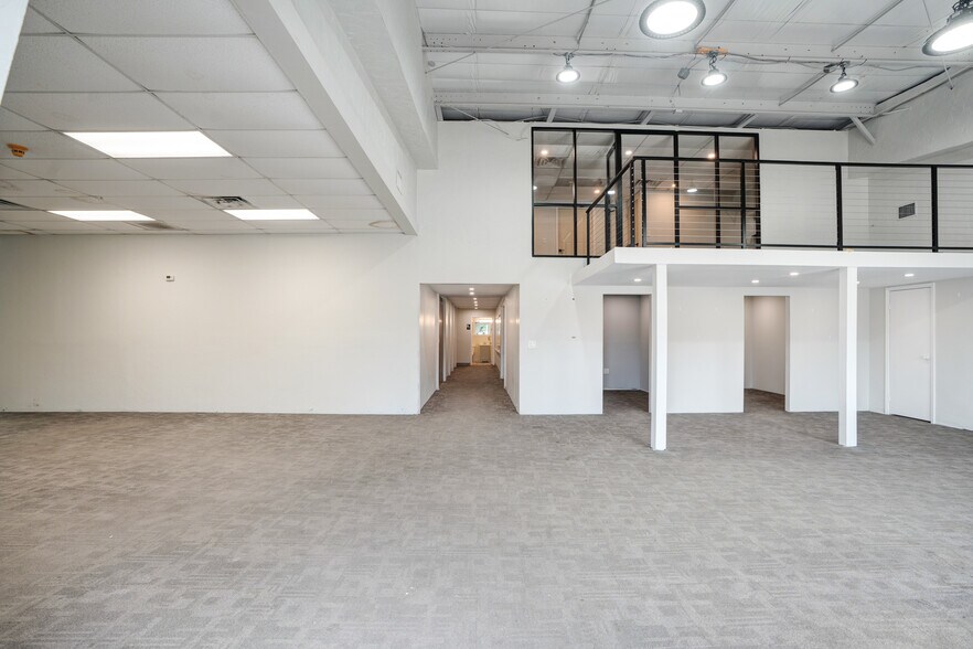 More Photos Of 1925 12th St, Sarasota Light Manufacturing For Lease