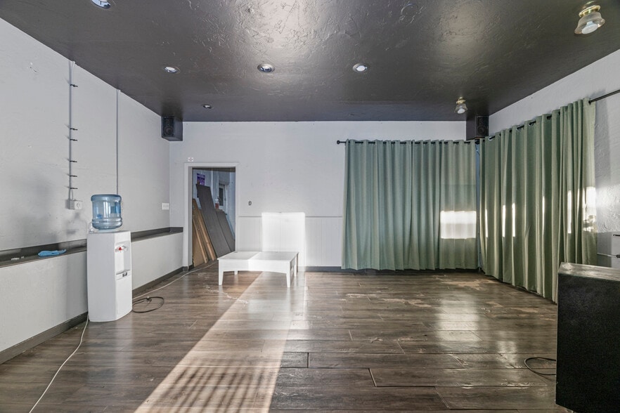More Photos Of 603 S Riverside Ave, Medford General Retail For Sale