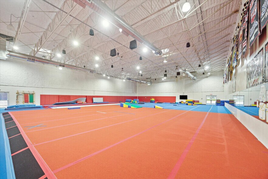 More Photos Of 1401 Mlk Blvd, El Campo Flex For Sale