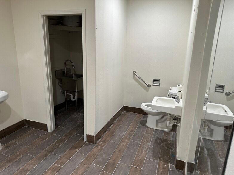 More Photos Of 3248 Civic Center Dr, North Las Vegas Storefront For Sale