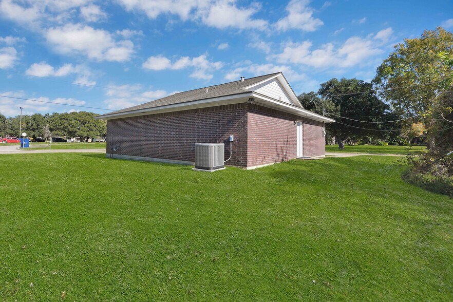 More Photos Of 1522 Sam Houston St, Liberty Office For Sale