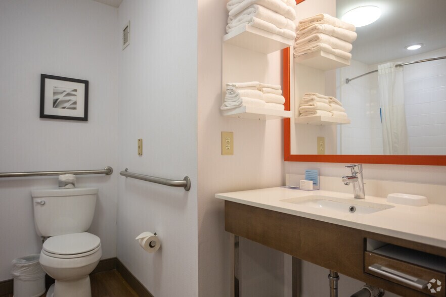 More Photos Of 1508 Cinema Dr, Statesville Hotel For Sale