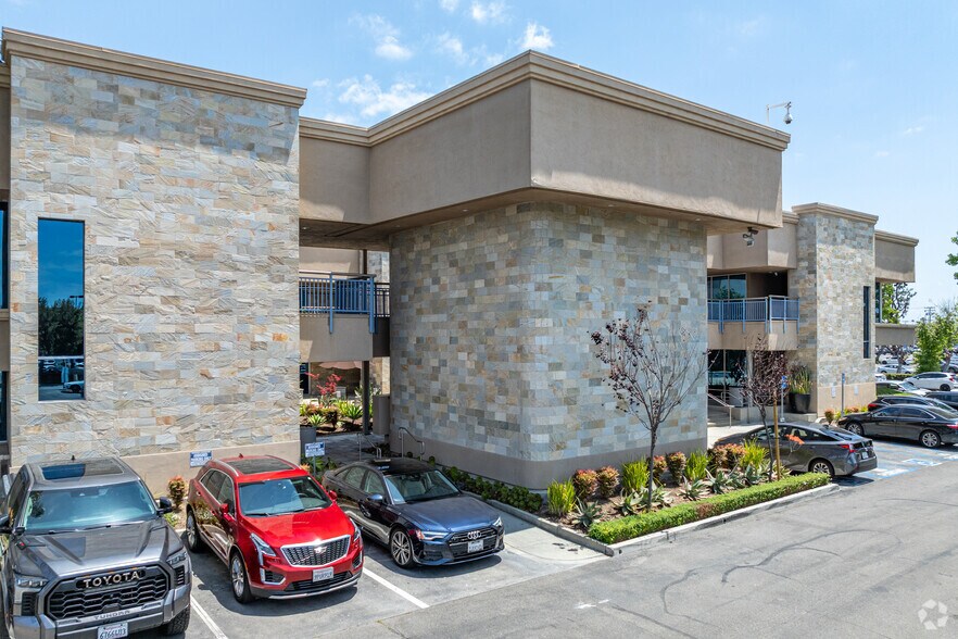 More Photos Of 600 N Tustin Ave, Santa Ana Office For Lease