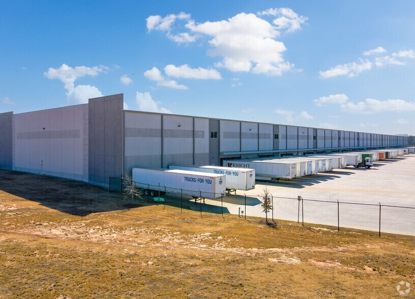 More Photos Of 2000 Logistics Center Dr, Fairburn Distribution For Lease