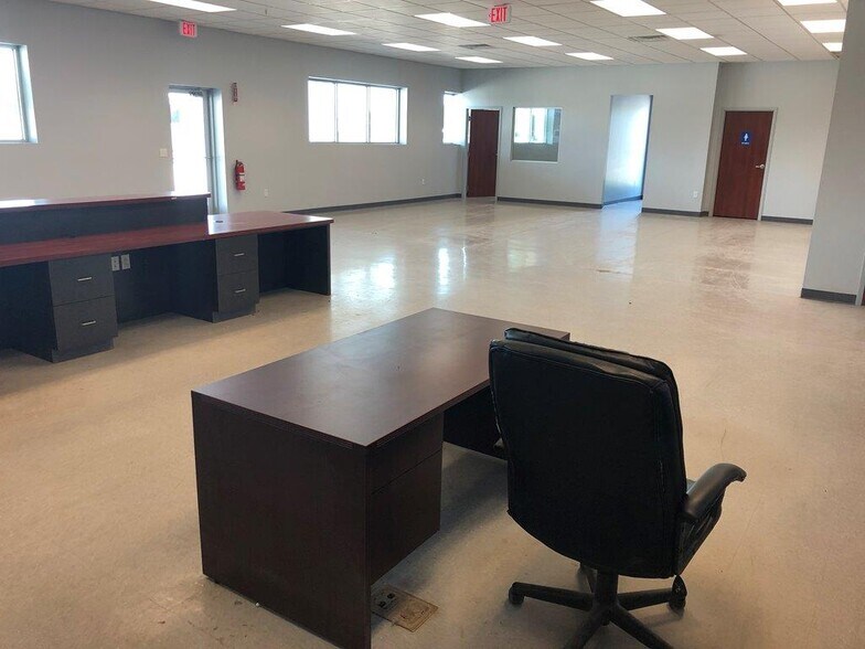 More Photos Of 1010 Mobeetie St, Canadian Light Distribution For Lease