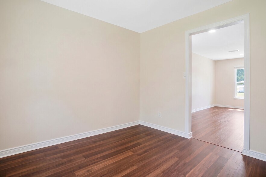 More Photos Of 6904 Fairfield Dr, Pensacola Office For Sale