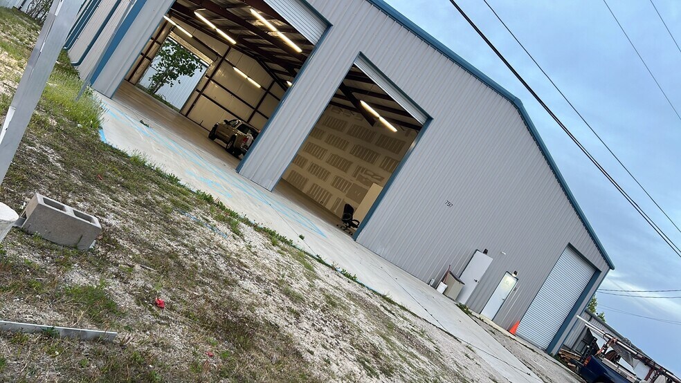 More Photos Of 7517 Holley Cir, Panama City Beach Industrial For Lease