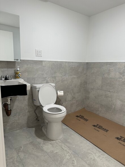 More Photos Of 3831 Carpenter Ave, Bronx Flex For Lease