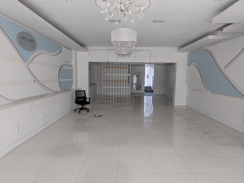 More Photos Of 157-163 N La Cienega Blvd, Beverly Hills Restaurant For Lease