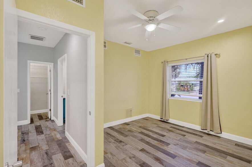 More Photos Of 1884 Southpointe Dr, Sarasota Apartments For Sale