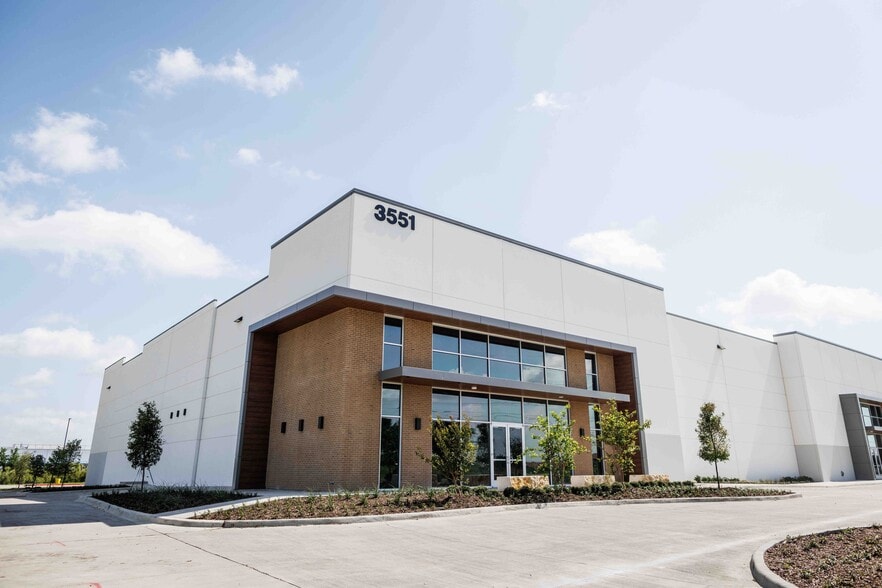 More Photos Of 5551 Windhaven Pky, Lewisville Distribution For Lease