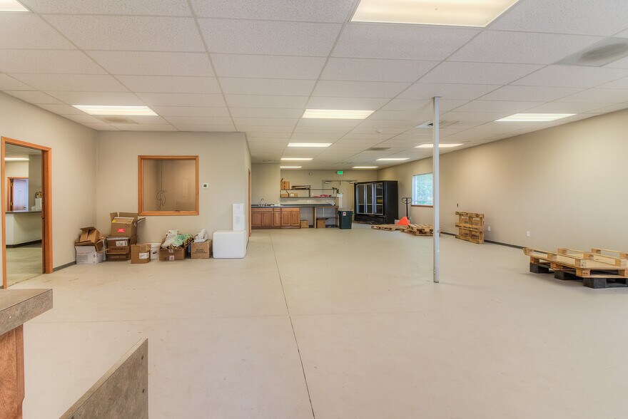 More Photos Of 445 Barnard Blvd, Sunnyside Office For Sale