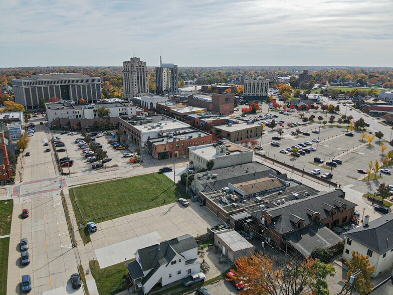 More Photos Of 104 Macomb Pl, Mount Clemens Restaurant For Sale