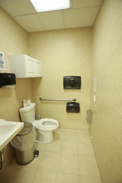 More Photos Of 211-20 Union Tpke, Oakland Gardens Medical For Sale