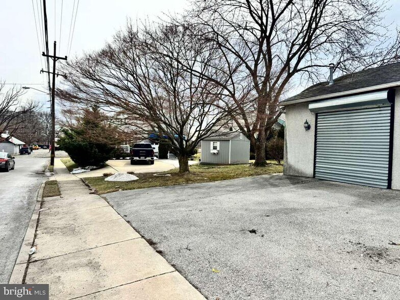 More Photos Of 250 E Cleveland Ave, Norwood Light Distribution For Sale