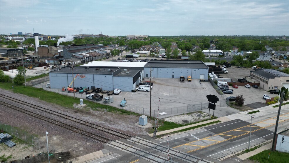 More Photos Of 6048 W Beloit Rd, Milwaukee Manufacturing For Lease