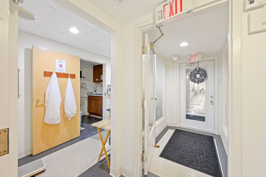 More Photos Of 71 E Hollister St, Cincinnati Medical For Lease