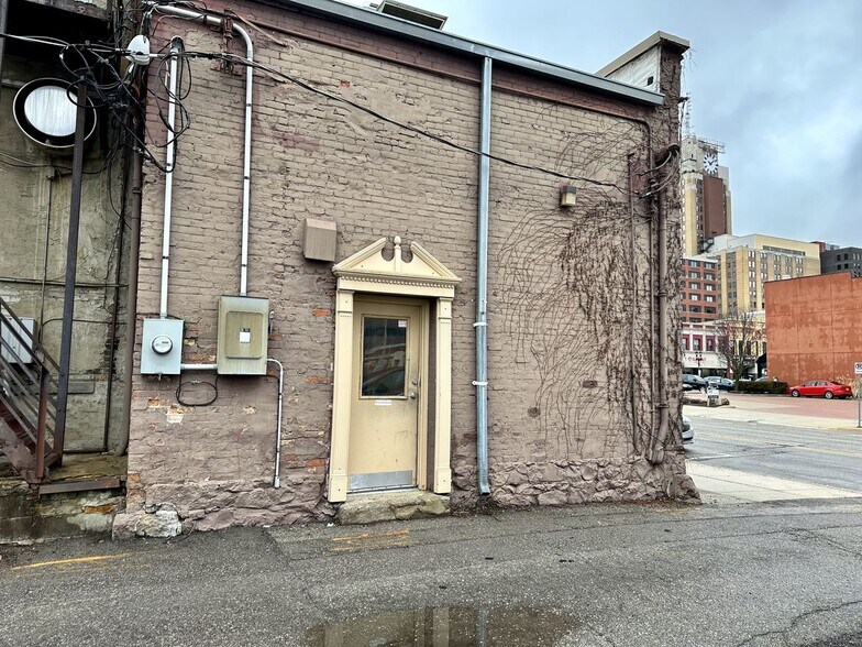 More Photos Of 301 S Washington Sq, Lansing Storefront For Lease