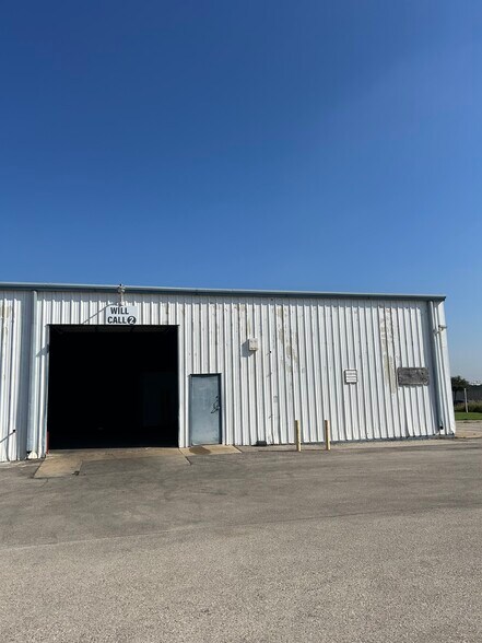 More Photos Of 9300 Southwest Dr, Fort Worth Warehouse For Lease