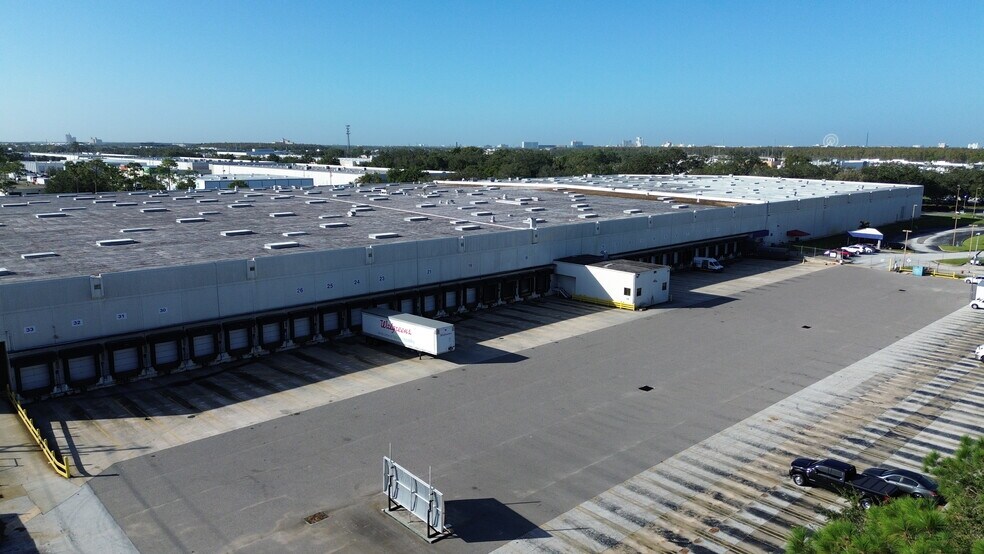 More Photos Of 2455-2467 Premier Row, Orlando Warehouse For Lease
