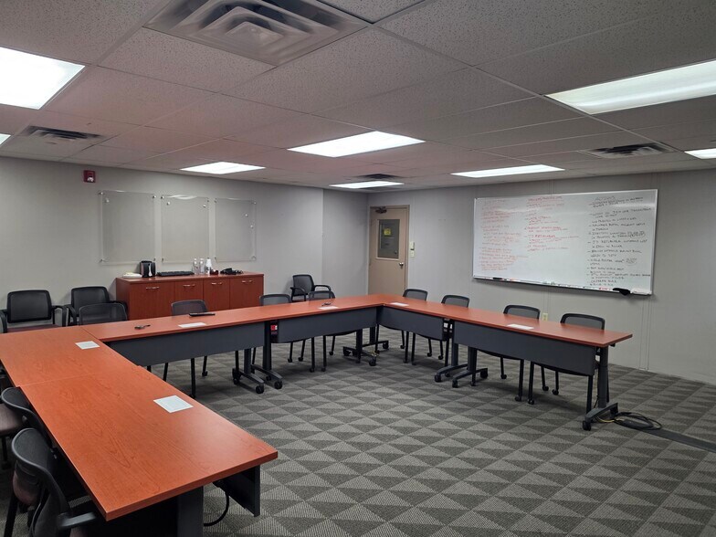 More Photos Of 300 Airport Rd, Ames Warehouse For Lease