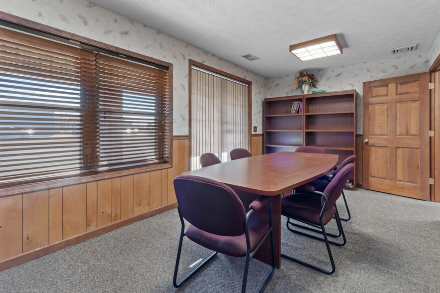 More Photos Of 721 E Broadway St, Fortville Office For Sale
