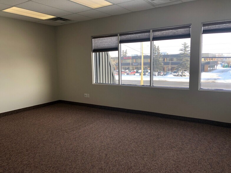 More Photos Of 2935-2947 19th St NE, Calgary Service For Lease