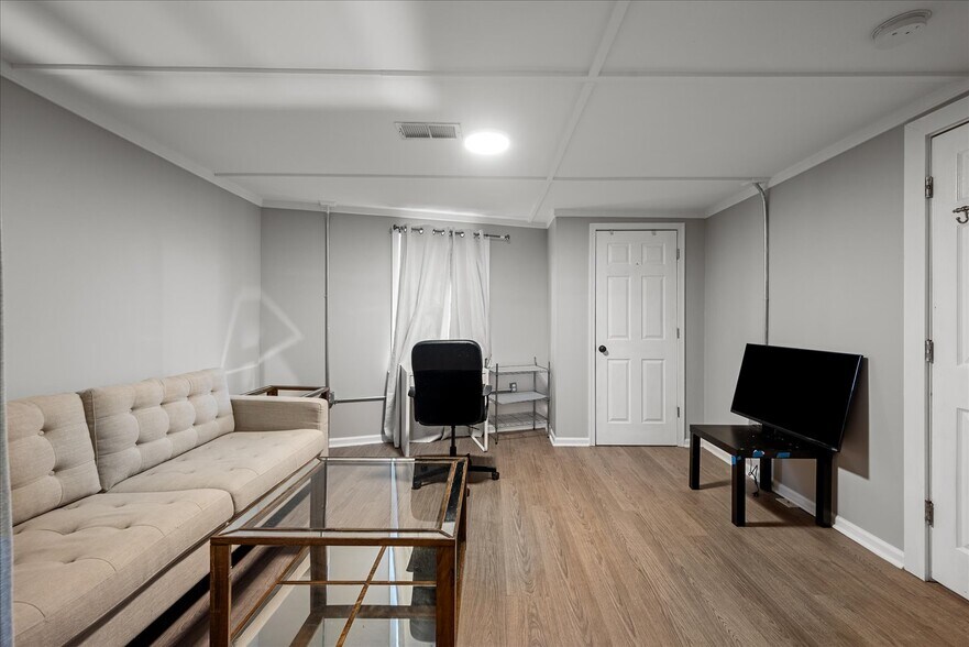 More Photos Of 207 N Kent St, Winchester General Retail For Sale
