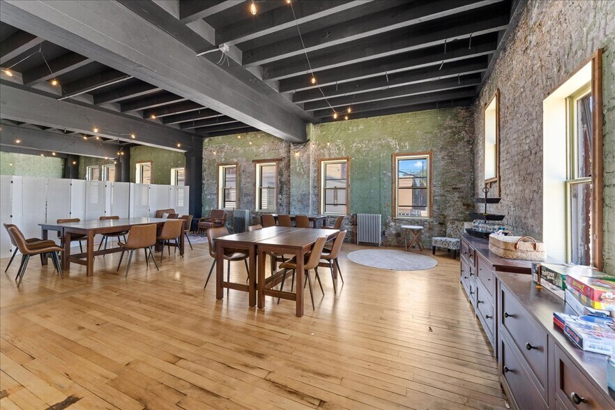 More Photos Of 203 Ellis St, Kewaunee Office For Sale