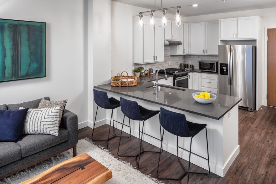 More Photos Of 1555 Ellinwood Ave, Des Plaines Apartments For Lease