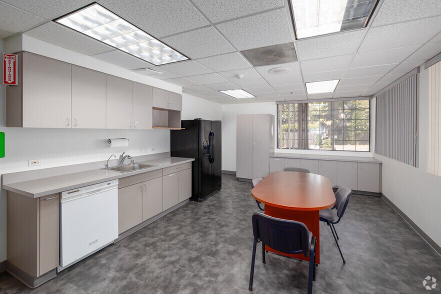 More Photos Of 1327 Del Norte Rd, Camarillo Medical For Lease