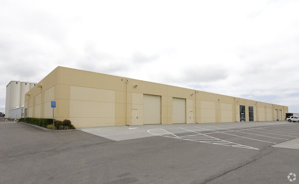 More Photos Of 2500 Embarcadero, Oakland Showroom For Lease