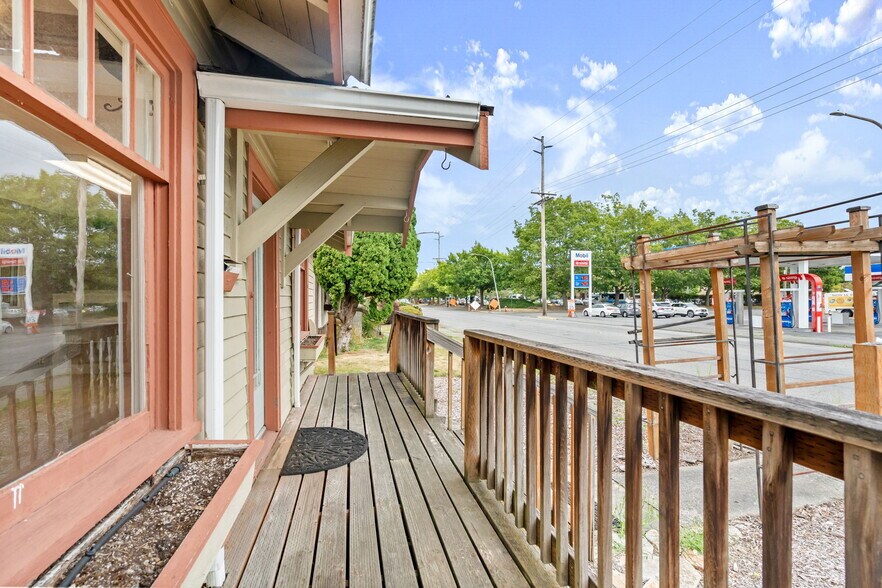 More Photos Of 2721 Meridian St, Bellingham Storefront Retail Office For Sale